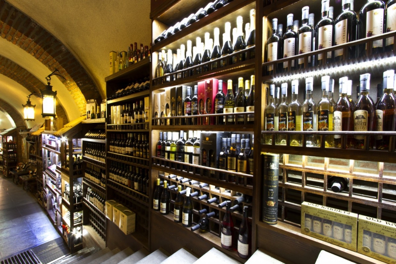 boutique-COLLONGUES-min_world_street_travel_shop_canon_georgia_wine_bottles-429767